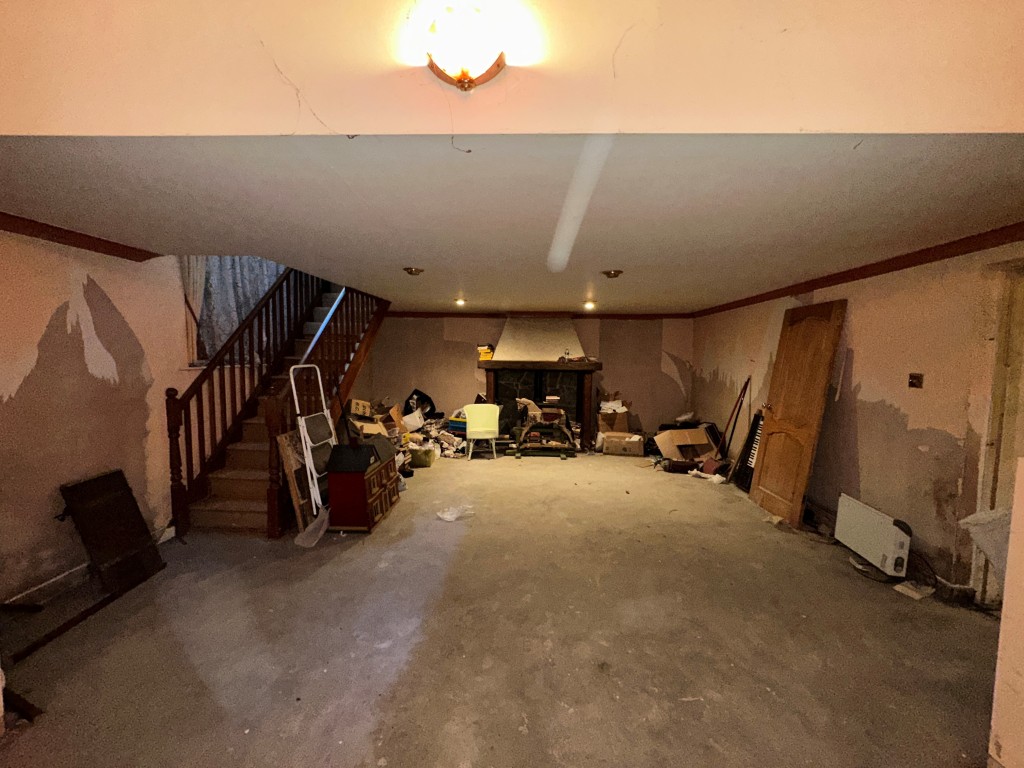 Lot: 227 - THREE-BEDROOM OLD SCHOOL UNIT WITH POTENTIAL - Living Room